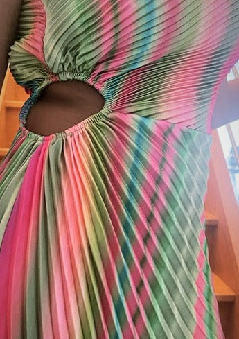 Longue robe plissée multicolores avec ouverture