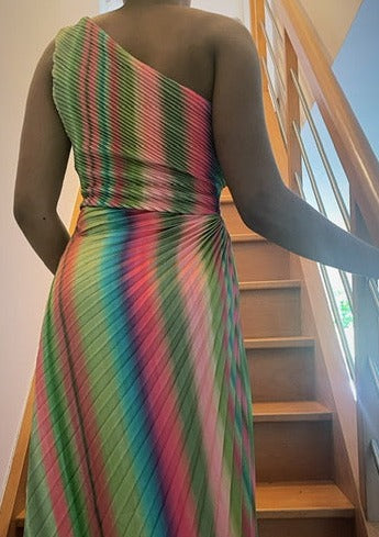 Longue robe plissée multicolores avec ouverture