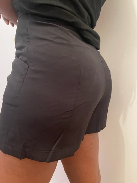 Short noir à boutons doré taille haute