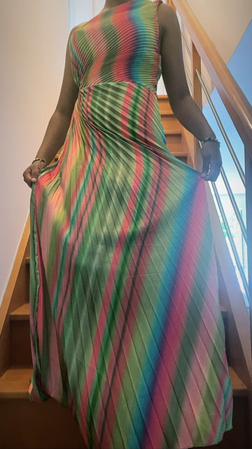 Longue robe plissée multicolores avec ouverture